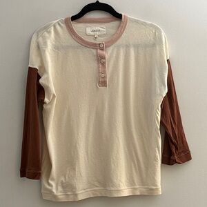 THE GREAT. Cream and Brown Baseball Henley 3/4 Sleeve Tee